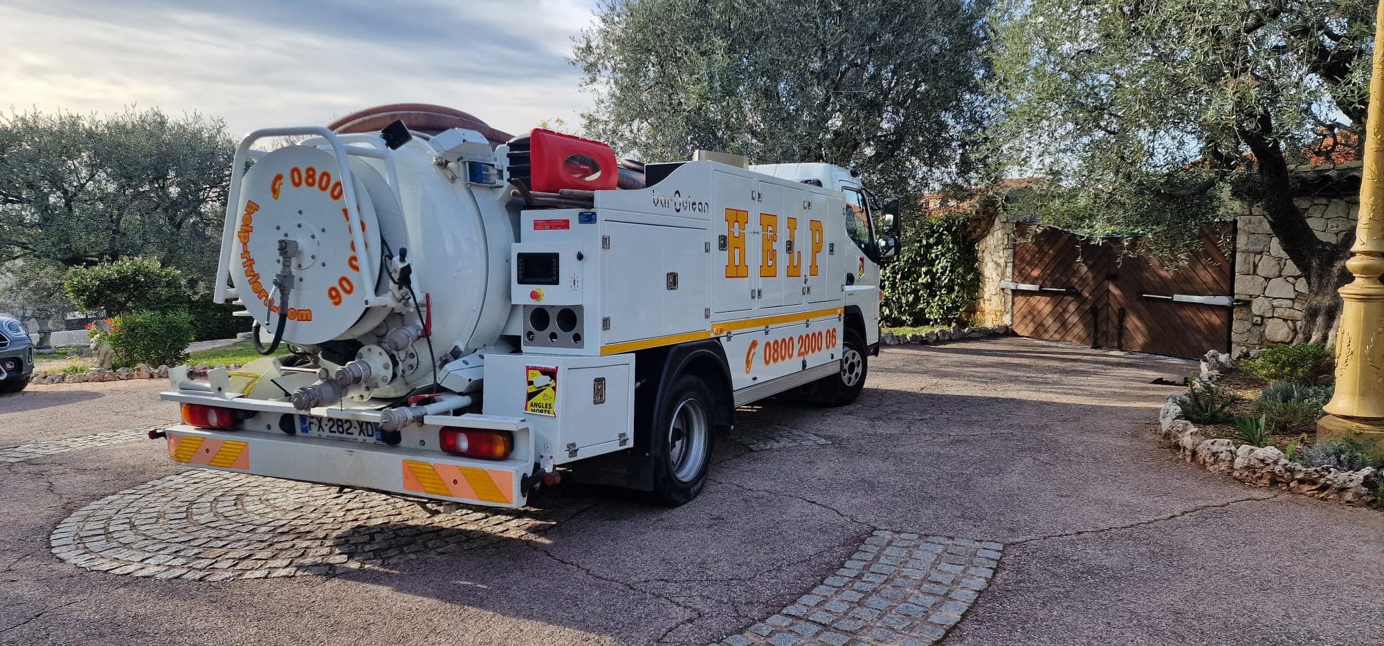 Camion d’intervention Help Riviera à Antibes, offrant des solutions rapides et efficaces pour vos besoins en plomberie et chauffage.