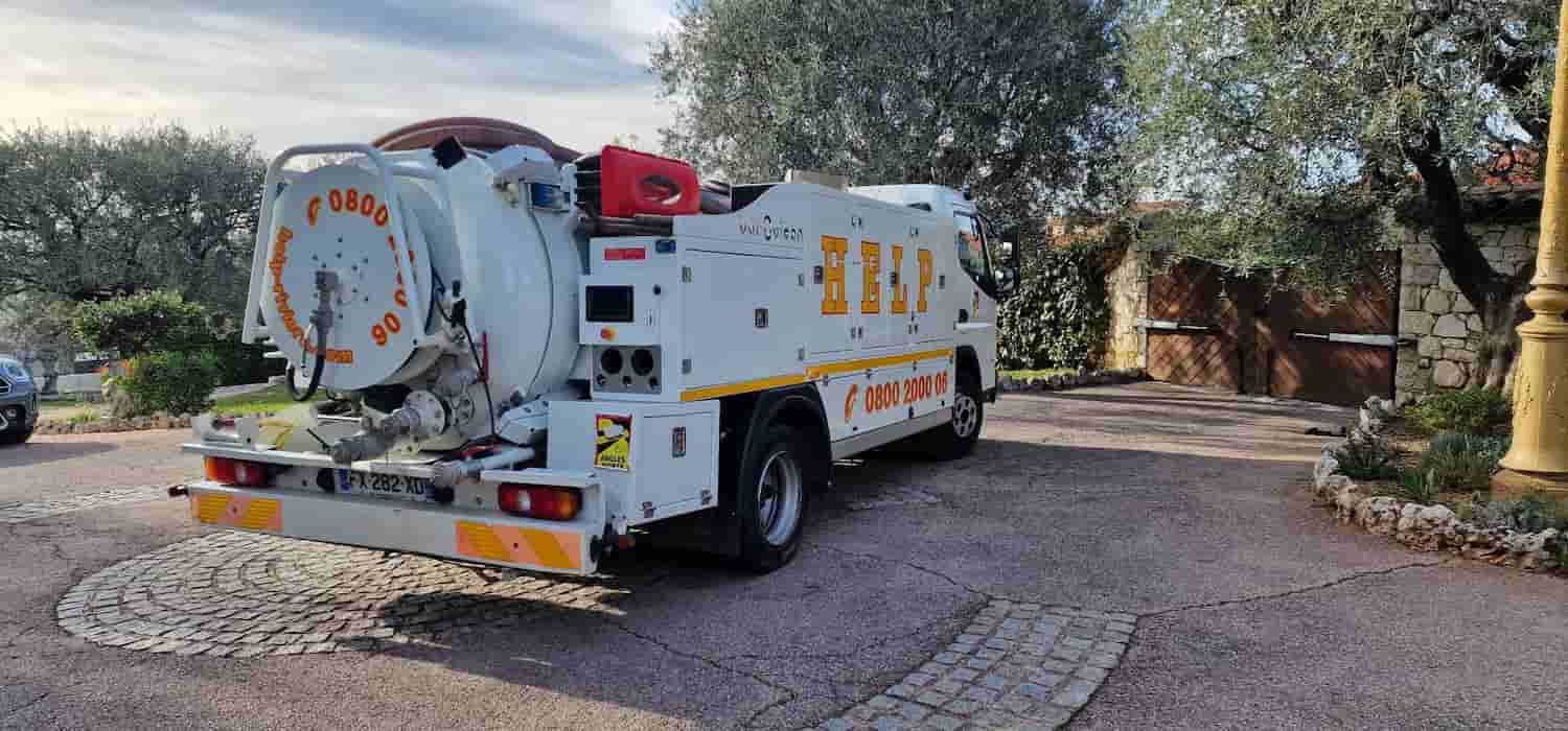 Camion d’intervention Plombier à Antibes, offrant des solutions rapides et efficaces pour vos besoins en plomberie et chauffage.