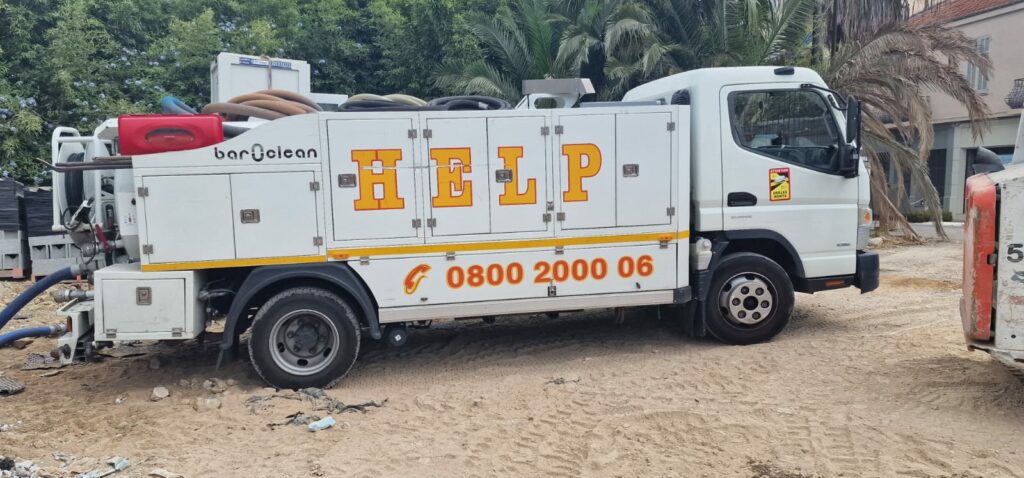 Camion d’intervention Artisan Plombier à Antibes, offrant des solutions rapides et efficaces pour vos besoins en plomberie et chauffage.